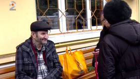 Bătrânii, la coadă pentru ajutoarele alimentare: „Binevenite, că din pensie se duc mulți bani pe medicamente”